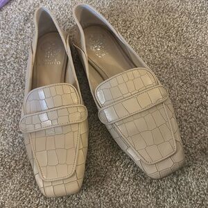 Vince Camuto Size 7 snake print cream loafers